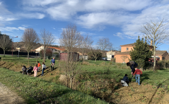 Les petites mains vertes de Pechabou en action au bord du Maury