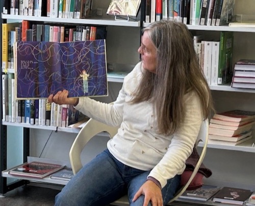 Marie Deligny, livre ouvert à la main