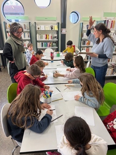 Les enfants crayon à la main sous grâce aux conseils de Marie Deligny