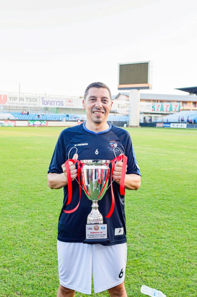 Yohann Pais soulevant avec la coupe de vice-champion du monde de foot des plus de 40 ans
